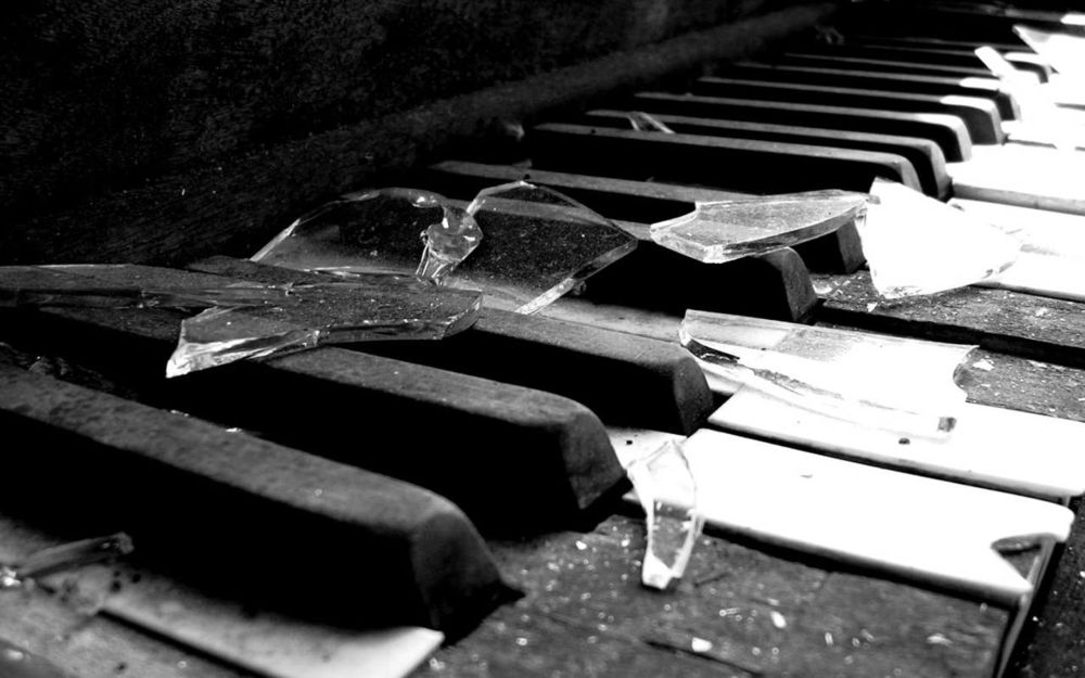 Обои для рабочего стола Разбитое стекло лежащие на клавишах пианино