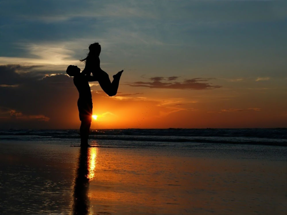 Фотография на тему Парень с девушкой на берегу моря с ноутбуком | PressFoto