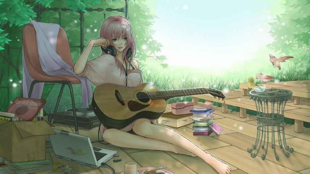 Обои для рабочего стола Vocaloid / Вокалоид Megurine Luka / Мегуринэ Лука сидит на полу в наушниках, держит в руке гитару, на полу лежит белый ноутбук, книги, поднос с едой