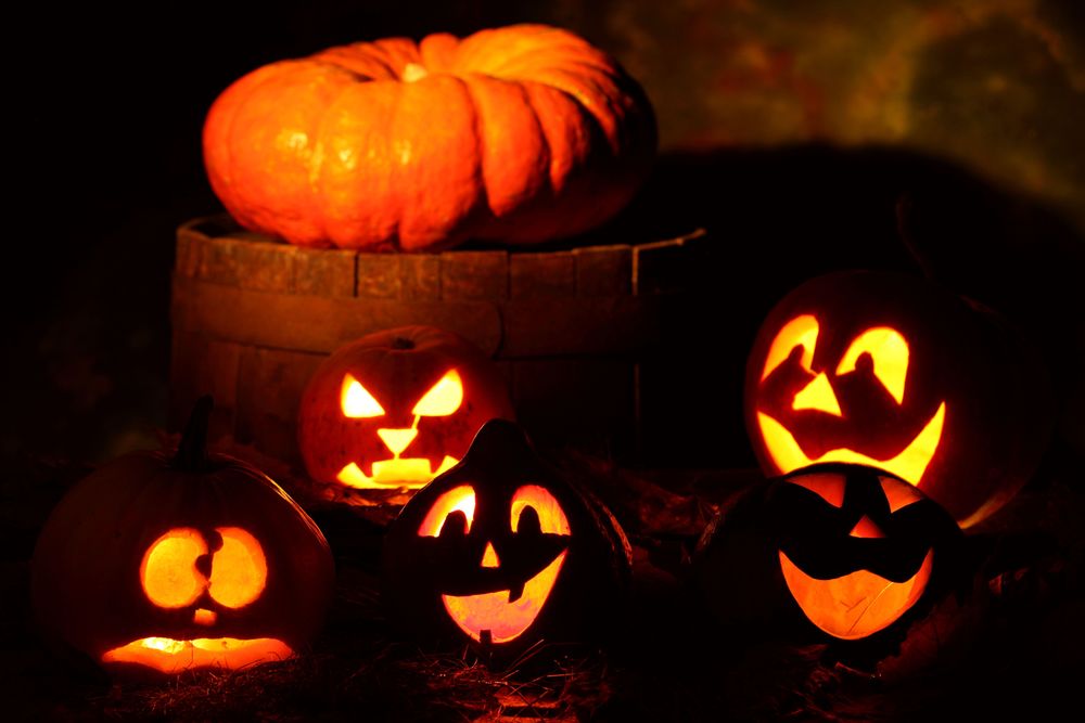 Обои для рабочего стола Пять светильников Джека / Jack Light и огромная тыква на Halloween / Хэллоуин