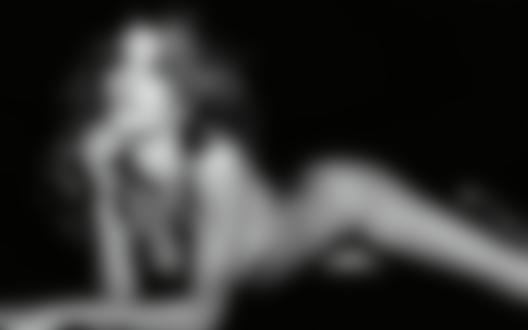 Обои на рабочий стол Фотомодель Роузи Хантингтон-Уайтли / Rosie Huntington-Whiteley обнаженная лежит, подперев голову рукой
