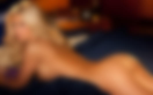 Обои для рабочего стола Фотомодель Джесса Хинтон / Jessa Hinton обнаженная лежит на кровати