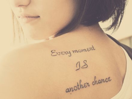 Обои на рабочий стол Девушка с татуировкой на плече Every moment is another chance / Каждый момент еще один шанс