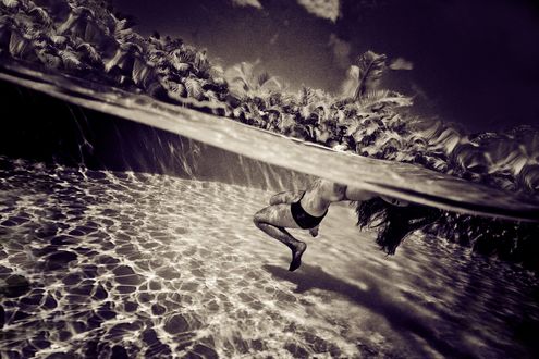Обои на рабочий стол Девушка под водой, фотограф Sarah Lee