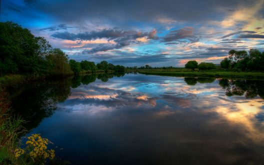 Обои на рабочий стол Река на фоне деревьев и облаков, Ирландия / Ireland