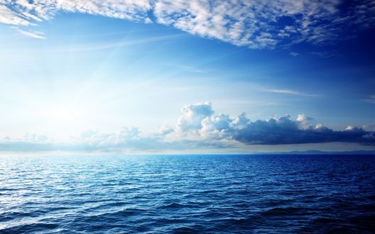 Обои на рабочий стол Белые облака над синим морем