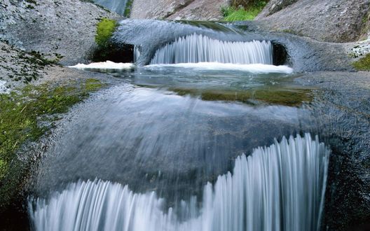 Обои на рабочий стол Горный водопад с мощным потоком воды