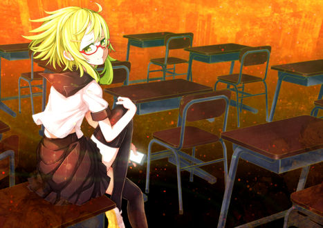 Обои на рабочий стол Vocaloid Gumi Megpoid / Вокалоид Гуми Мегпоид с телефоном в руке сидит на парте