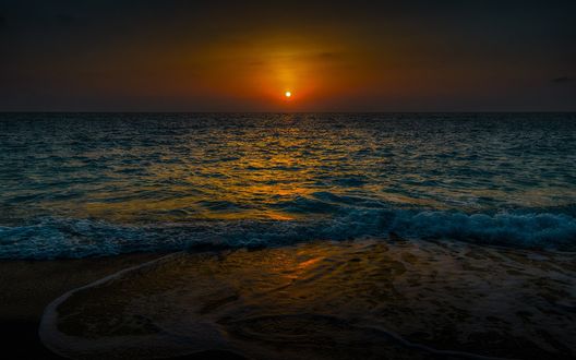 Обои на рабочий стол Море на фоне захода солнца