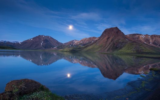 Обои на рабочий стол Залив на фоне гор и полнолуния в ночном небе, Iceland / Исландия
