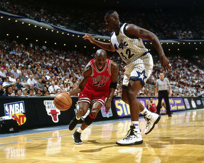 Обои на рабочий стол Баскетболист Michael jordan / Майкл Джордан пытается обыграть Shaquille Rashaun ONeal / Шакил Рашоун О’Нил