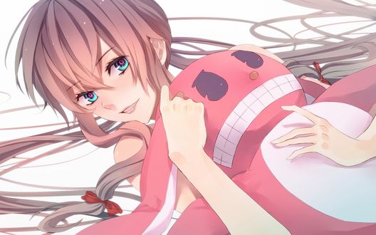 Обои на рабочий стол Игриво улыбающаяся Юно Гасай / Gasai Yuno из аниме Дневник Будущего / Future Diary / Mirai Nikki в обнимку с большим зубастым розовым плюшевым кроликом лежит на белом фоне