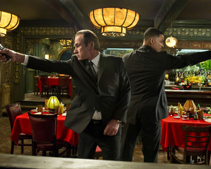 Обои на рабочий стол Уилл Смит / Will Smith и Томми Ли Джонс / Tommy Lee Jones кадр из фильма Men in Black / Люди в черном