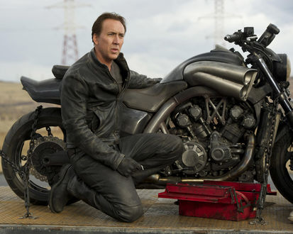 Обои на рабочий стол Николас Кейдж / Nicolas Cage у мотоцикла в фильме »Призрачный гонщик 2 / Ghost Rider 2
