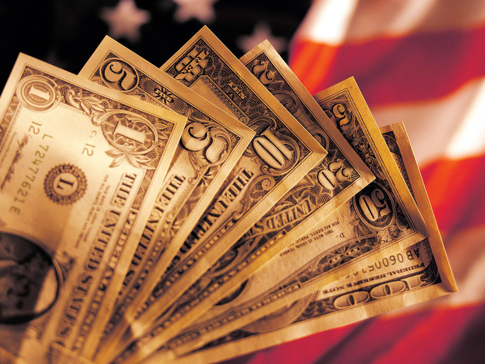 Обои для рабочего стола Долларовые банкноты на фоне американского флага