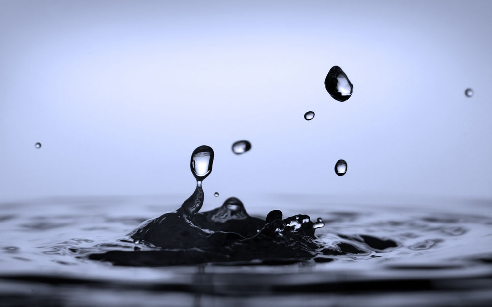 Обои для рабочего стола Капли воды в макросъемке