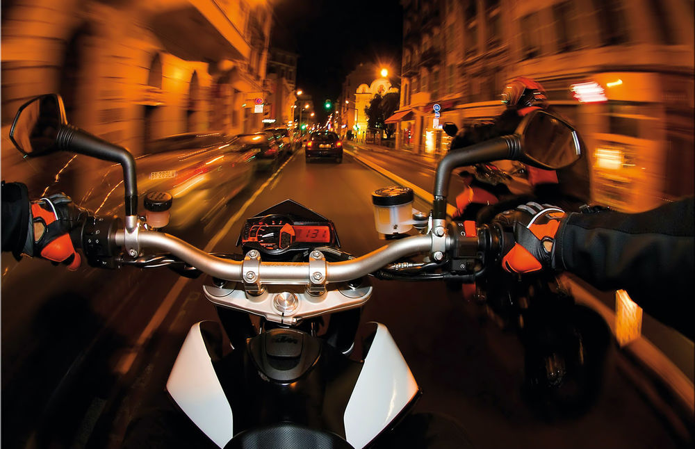 Обои для рабочего стола Фото глазами мотоциклиста, едущего ночью по дороге города