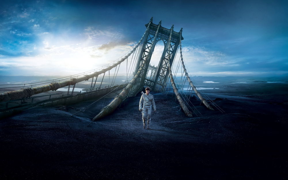Обои для рабочего стола Том Круз / Tom Cruise идет по разрушенному мосту в фильме Обливион / Oblivion