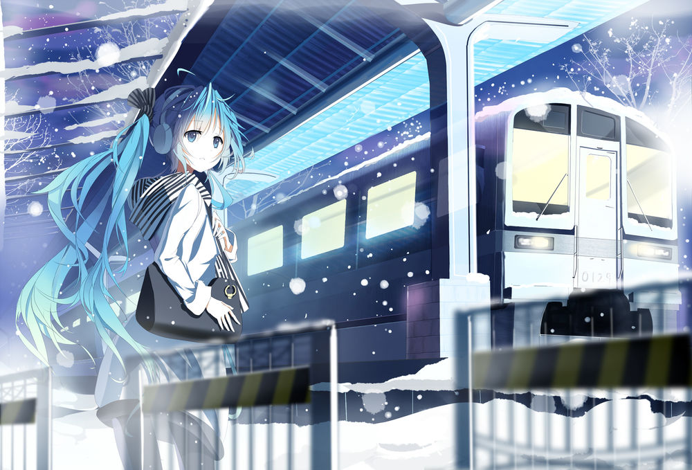 Обои для рабочего стола Vocaloid Hatsune Miku / Вокалоид Хатсуне Мику стоит на железнодорожной станции, к которой подъезжает поезд
