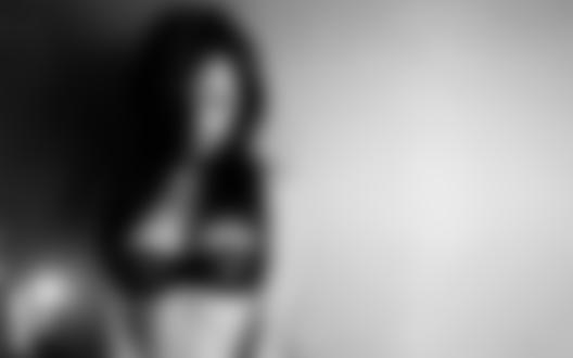 Обои на рабочий стол Фотомадель Вики Блоус / Vikki Blowsс полуголая сидит у стены где горят свечи