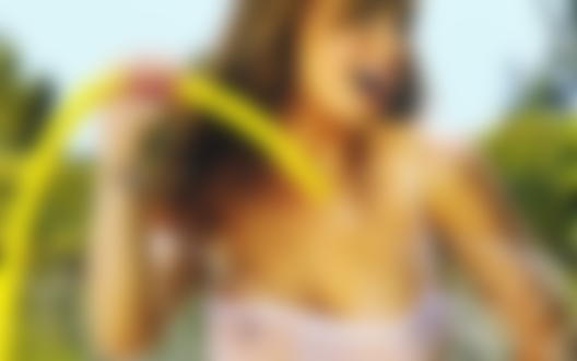 Обои на рабочий стол Фотомодель Rosie Jones / Рози Джонс обливает себя водой из шланга