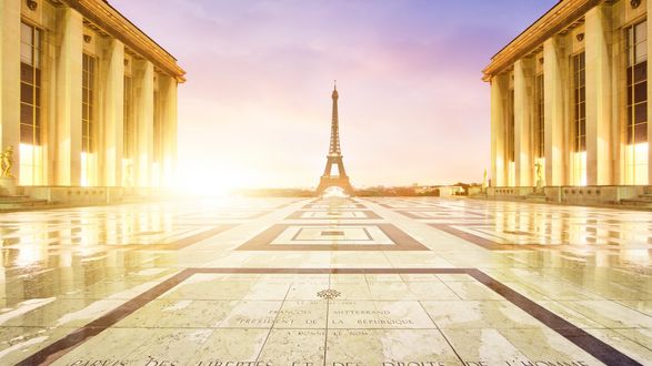 Обои на рабочий стол Между Дворца Шайо / Palais de Chaillot в далеке виднеется Эйфелева башня / La tour Eiffel, Париж, Франция / Paris, France