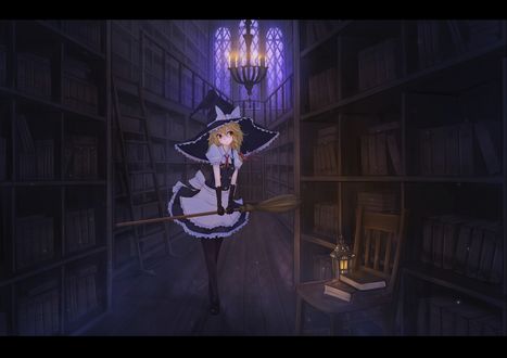 Обои на рабочий стол Мариса Кирисаме / Marisa Kirisame из игры Проект Восток / Touhou Project с метлой в руках стоит среди шкафов с книгами, художник Sin