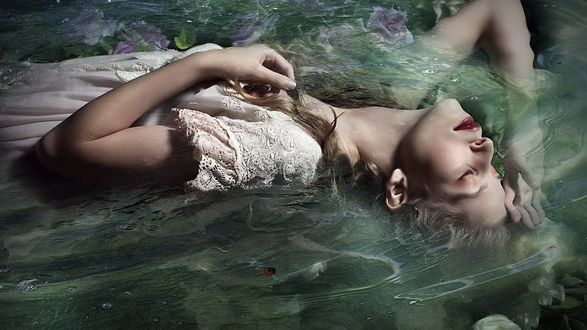 Обои на рабочий стол Девушка в белом платье лежит в воде