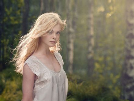 Обои на рабочий стол Актриса кино Эль Фаннинг / Elle Fanning в белом платье стоит в березовой роще