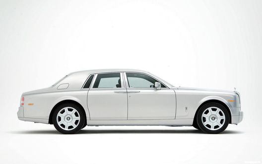 Обои на рабочий стол Белый Rolls-Royce / Роллс-Ройс на белом фоне
