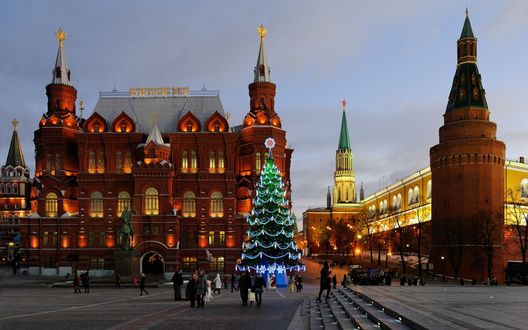 Обои на рабочий стол У Кремля в Москве стоит наряженная новогодняя елка Moscow / Москва, Russia / Россия