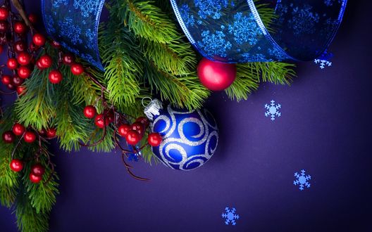 Обои на рабочий стол Сосновая ветка украшена новогодними шарами и атласной лентой