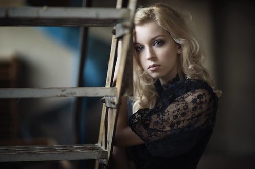 Обои на рабочий стол Девушка стоит, облокотившись на лестницу, фотограф Florian Weiler
