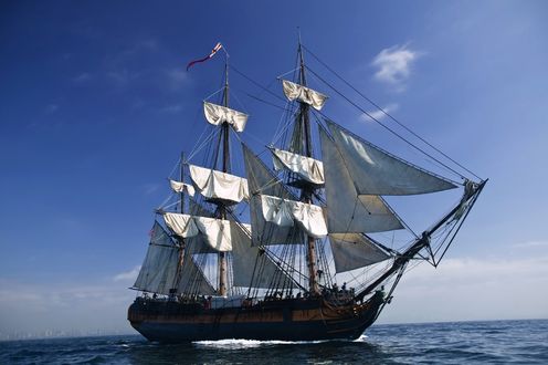 Обои на рабочий стол Парусный корабль в открытом море