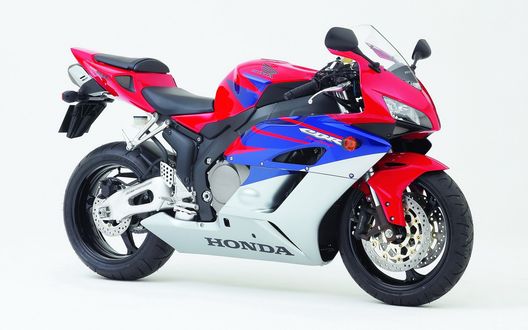 Обои на рабочий стол Мотоцикл Honda CBR-1000RR Красно- синего цвета на белом фоне