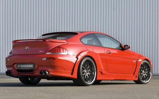 Обои на рабочий стол BMW M6 / БМВ М6 красного цвета стоит у стены