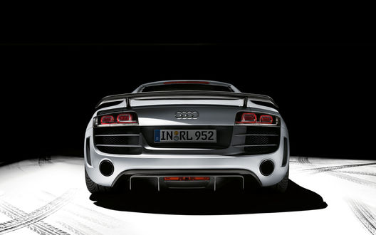 Обои на рабочий стол Серебристая Audi R8 GT / Ауди R8 GT Стоит на дороге припорошенной снегом