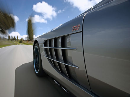 Обои на рабочий стол Mercedes-Benz SLR McLaren / Мерседес Бенц СЛР Макларен едет по дороге