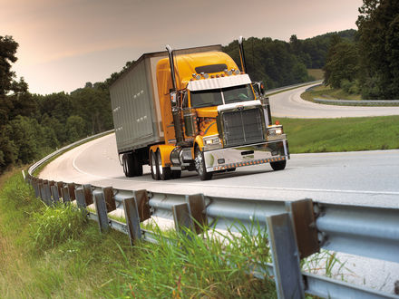 Обои на рабочий стол Western Star 4900 EX / Вестерн Стар 4900 EX с прицепом едет по дороге