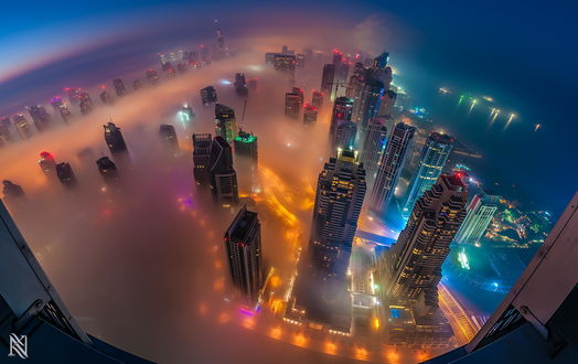 Обои на рабочий стол Бухта Дубая, ОАЭ / Dubai, UAE, в густом тумане с высоты птичьего полета ночью