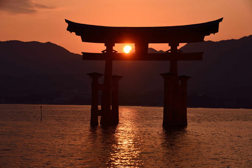 Обои на рабочий стол Ворота Тории / Тоrii на фоне заката, Япония, Ицукусима / Japan, Itsukusima