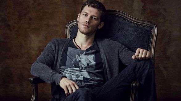 Обои на рабочий стол Актер Джозеф Морган / Joseph Morgan сидит на кресле