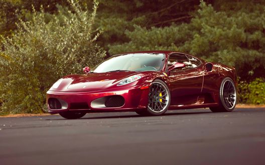 Обои на рабочий стол Ferrari F430 / Феррари Ф430 вишневого цвета на фоне природы
