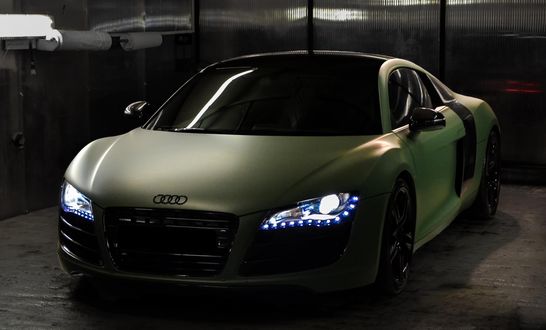 Обои на рабочий стол Audi R8 / Ауди Р8 на фоне темноты