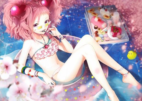 Обои на рабочий стол Девушка на круге в басейне