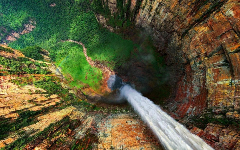 Обои для рабочего стола Вид сверху на падающие потоки водопада Анхель / Angel Falls, Венесуэла / Venezuela