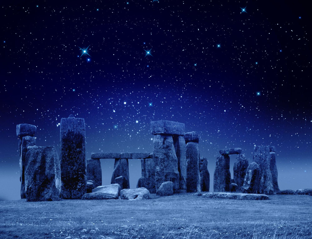 Обои для рабочего стола Стоунхендж / Stonehenge на фоне ночного неба, усыпанного звездами, Великобритания / United Kingdom