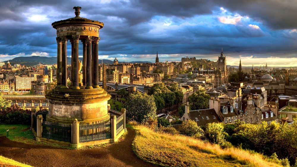 Обои для рабочего стола Памятник философу и математику Дугалду Стюарту / Dugald Stewart Monument и панорамный вид на Эдинбург, Шотландия / Edinburgh, Scotland