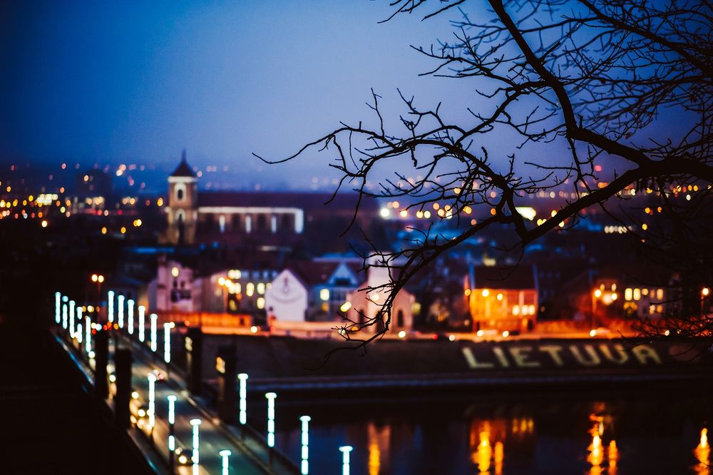 Обои для рабочего стола Вид ночного города Каунас / Kaunas, Литва / Lietuva, фотограф Andrius Aleksandravi&;ius