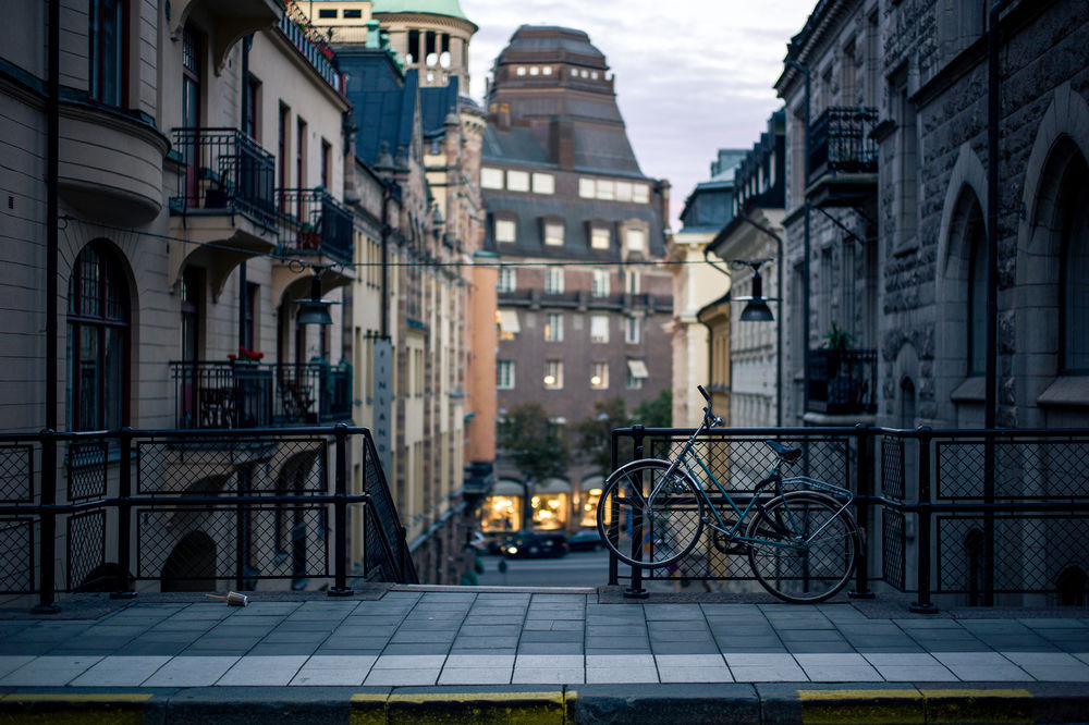Обои для рабочего стола Велосипед, прикрепленный к парапету в городе Стокгольм, Швеция / Stockholm, Sverige